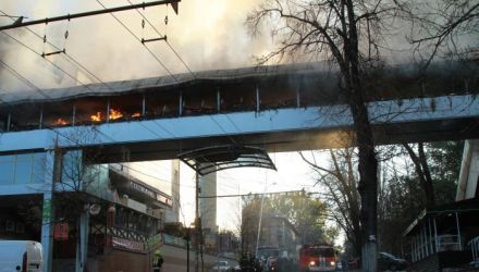 Potrivit lor, focul a izbucnit din cauza suprasolicitării rețelelor electrice