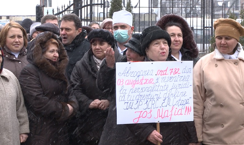 Около 100 медработников детской Республиканской клинической больницы имени Эмилиана Коцаги организовали акцию протеста перед зданием Министерства здравоохранения.