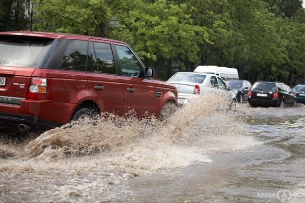  Ploaia de ieri si din aceasta dimineata a inundat parţial străzile Albişoara şi Munceşti din capitală.