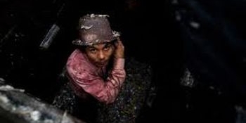 Poliţia a intervenit după ce a fost alertată de un vecin care ştia despre existenţa tinerei, în prezent în vârstă de 19 ani.