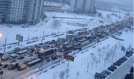  Între timp, meteorologii au spus că ninsorile vor înceta astăzi, dar se păstrează pericolul de polei pe drumuri
