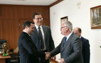 Problema depolitizării instituţiilor de forţă trebuie rezolvată în cadrul atualei structuri politice care guvernează în prezent ţara