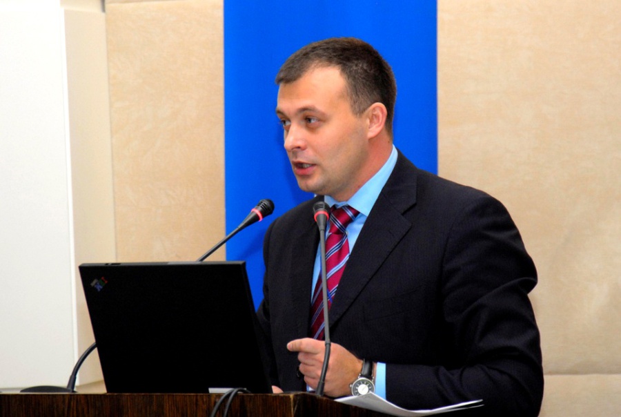 Democratul susține că, la ședința Parlamentului, deputații sînt doar martori la ceea ce se întîmplă.