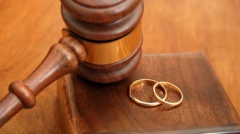 Sociologii spun că principalele cauze ale ratei înalte a divorţurilor suntmigraţia, căsătoriile neplanificate, la vârste fragede, dar şi problemele economice.