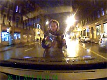 Разъяренная девушка плюнула на капот, обругала водителя, а затем направилась к подъехавшему к тому времени автомобилю BMW.