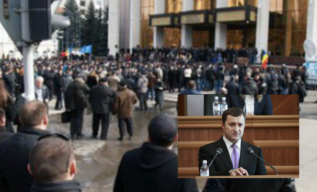 Филат заявляет, что люди, участвующие в акции протеста перед парламентом, знают, зачем пришли. 