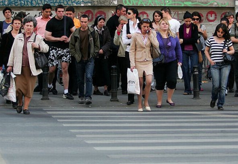 Afecţiunea - despre care se crede că este declanşată de un factor puternic de stres - nu este dureroasă şi nici contagioasă. 