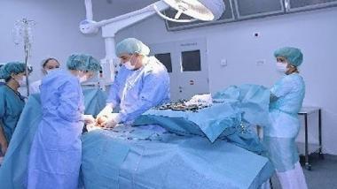  Un copil de 6 ani se află în comă la spital după ce a fost lovit de un automobil pe trecerea de pietoni.