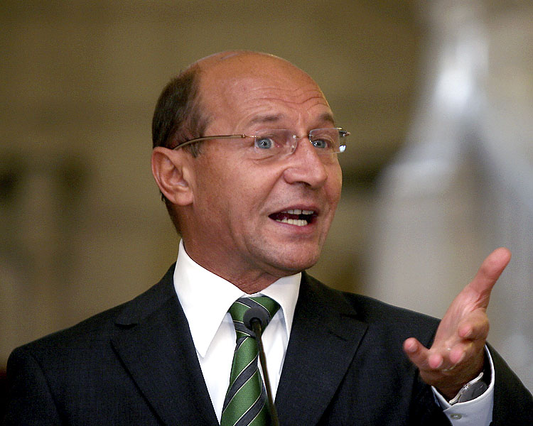 "Cred că Voronin a devenit foarte furios aflând că a reuşit soluţia desemnării unui prim-ministru, în Republica Moldova", a declarat Basescu.