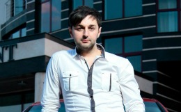 Amintim că Adrian Ursu a filmat un videoclip la piesa „Tu eşti tot ce mi-am dorit”