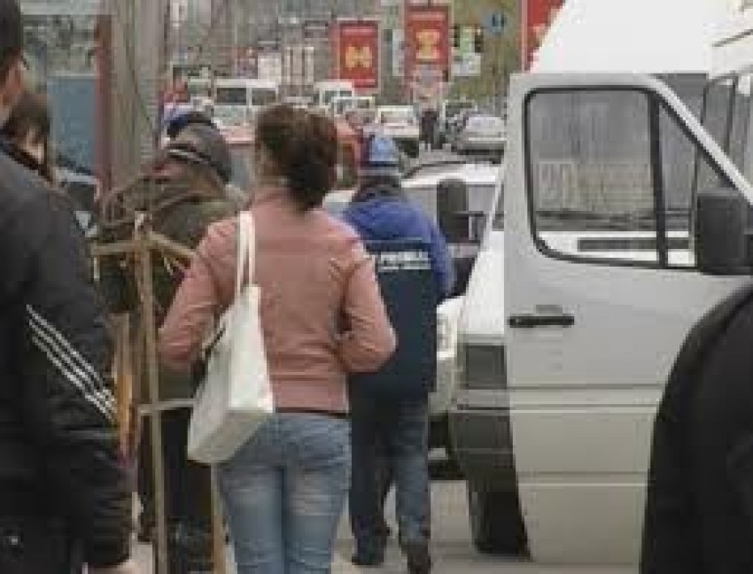  Noua regulă în maxi-taxi impusă de primarul capitalei, Dorin Chirtoacă, în schimbul majorării taxei de călătorie, i-a scos din sărite pe locuitori