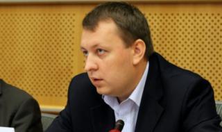 Петренко потребовал в пятницу, 12 октября, заслушать в парламенте министра здравоохранения Андрея Усатого и генерального прокурора Валериу Зубко. 
