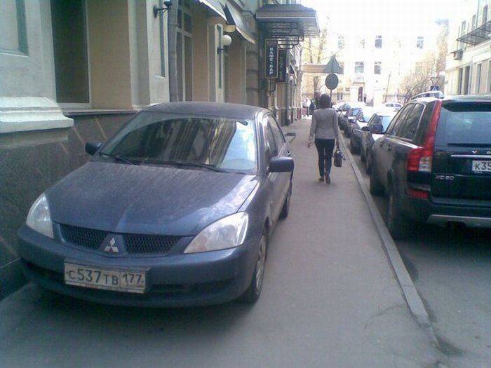 Автомобили должны ездить по дорогам, а люди должны передвигаться по тротуарам. Фото: doseng.org