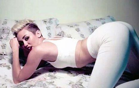  Miley Cyrus le-a arătat fanilor un mic fragment din ceea ce urmează să fie noul ei clip,.