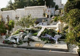 Criza a avut efecte similare şi asupra altei ceremonii religioase respectate cu stricteţe de greci, înmormântarea.