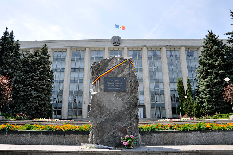 Мемориальный камень в память о жертвах советской оккупации сносить не будут.