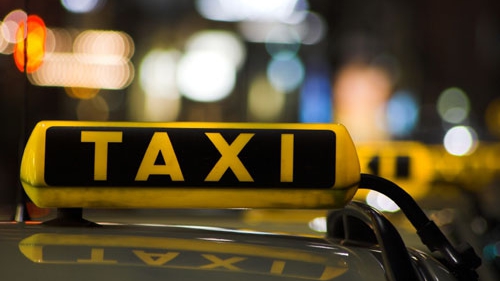 Un taximetrist angajat la o firmă de taxi din capitală a fost atacat cu un cuţit noaptea trecută de către doi clienţi. 