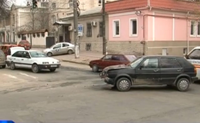 Никто в результате аварии серьезно не пострадал.