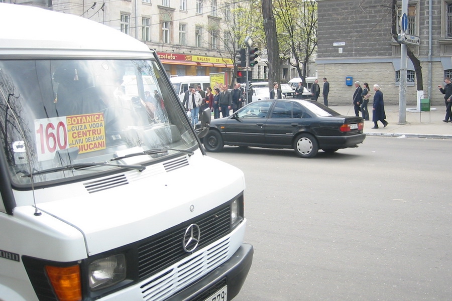 Во всех маршрутных такси должна появиться красная черта возле водительского сидения и ехать "на ногах" можно будет, лишь стоя за ней.