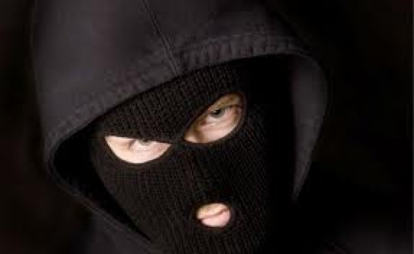Peste două zile, făptaşul a acţionat după aceiaşi schemă, deposedând o altă victimă de telefon şi bani.