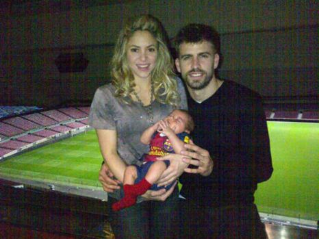 Shakira şi Pique formează un cuplu din 2010, ei având un băieţel, Milan, născut în acest an.