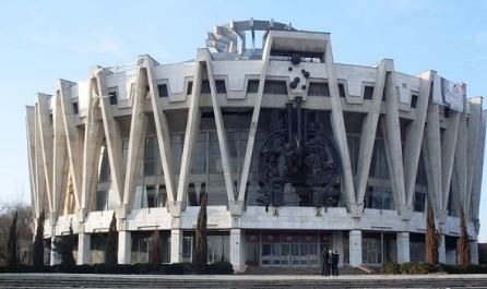 Circul de Stat a fost închis în anul 2004 de fosta guvernare comunistă, pentru reparaţii capitale.