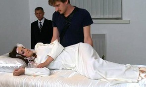 Тем временем организаторы выставки приглашают на собеседование девушек, желающих стать спящими красавицами. 