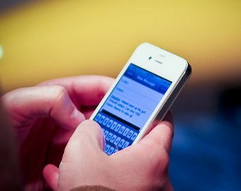 Посетитель одного из салонов американского оператора Sprint не смог получить желанный iPhone 4, так как продавец настойчиво пытался доказать, что популярный смартфон Apple ему "не подходит".