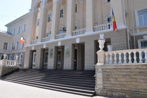  În momentul în care procurorul a ajuns la fața locului, cei doi ridicau prima tranșă a mitei de 900 de euro.
