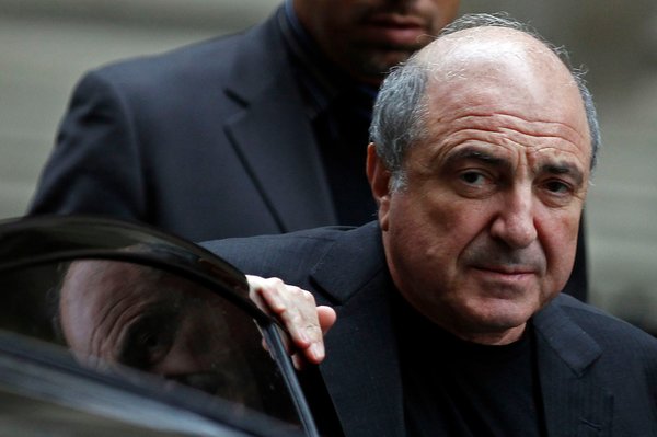 Miliardarul, care a fost unul dintre adversarii cei mai virulenţi ai lui Vladimir Putin, a fost găsit sâmbătă după-amiaza întins pe jos, în sala de baie.