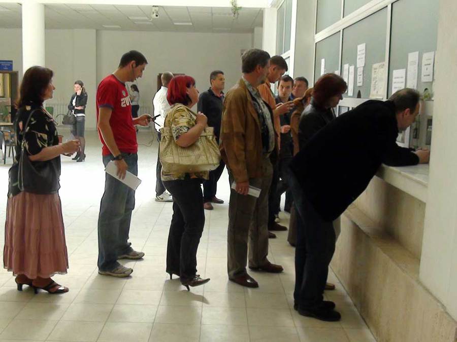  De asemenea, în unele regiuni cetățenii sunt nevoiți să se deplaseze în alte localități pentru a ridica banii.
