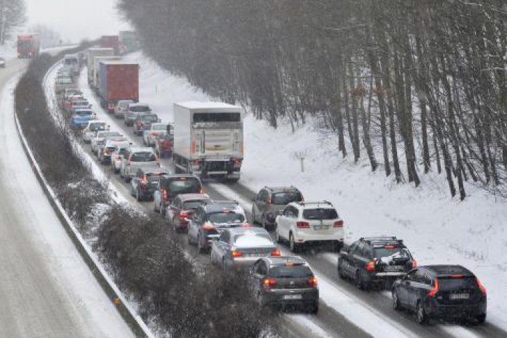 Circulaţia trenurilor şi autobuzelor era, de asemenea, perturbată