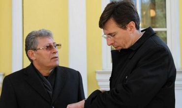 Unii membri ai Partidului Liberal au şi sugerat că locul lui ar putea fi luat de Dorin Chirtoacă.