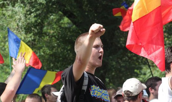 Гражданская платформа Действие 2012 объявила, что в воскресенье, 16 сентября, около 10 000 человек выйдут на улицу с триколорами и призывом к национальному объединению.e