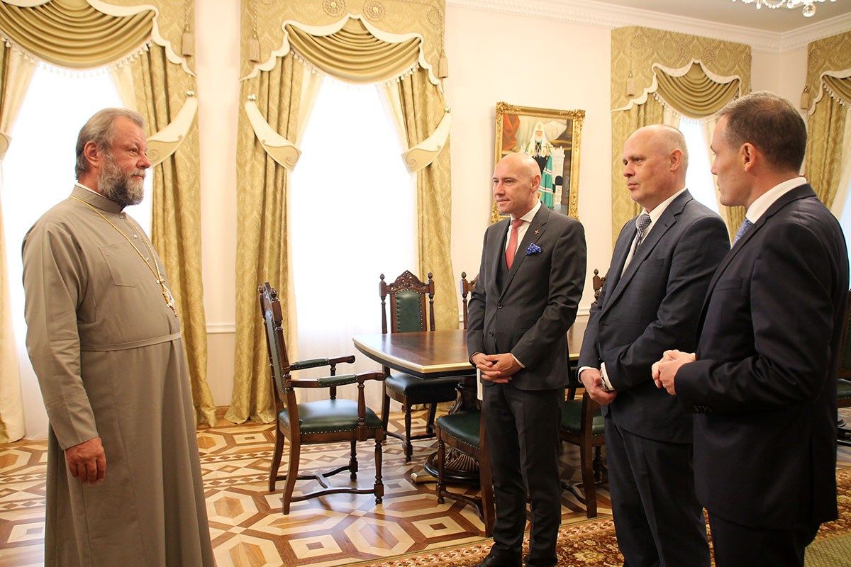 Митрополит Владимир наградил группу дипломатов, работающих в австрийском посольстве в Молдове.