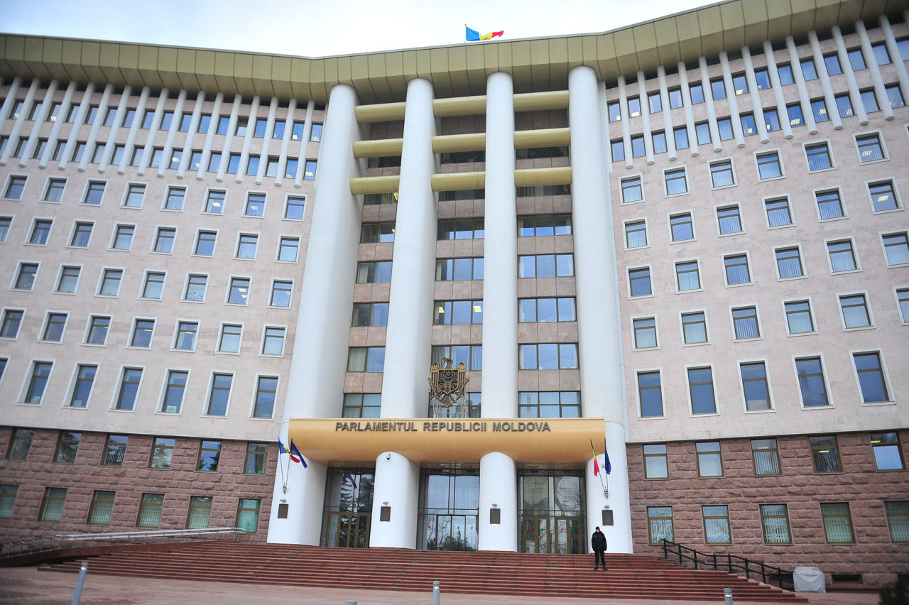 В петициях парламенту чаще всего были жалобы на юстицию и нарушение прав.