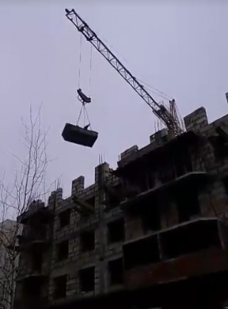 Muncitor plimbat de macara la înălțime fără să fie asigurat