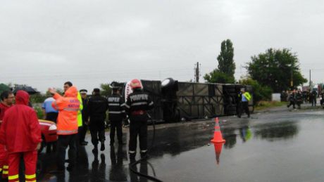 В среду утром под городом Брэилэ перевернулся автобус.
