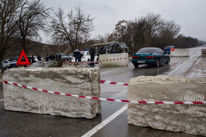 КПП на трассе Севастополь — Симферополь. Фото: Андрей Любимов специально для «Ленты.ру»