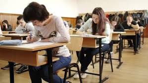 Mai mult de jumătate dintre absolvenţii de liceu îşi pot pregăti dosarele de participare la concursurile de admitere. Foto: romaniatv.net
