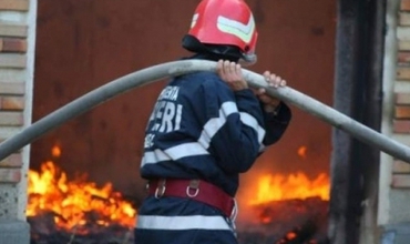 На кишиневском стекольном заводе сегодня ночью вспыхнул пожар. 12 пожарных расчетов боролись с огнем около 30 минут.