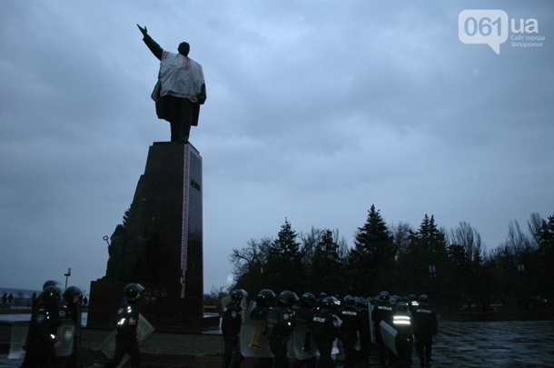 Активисты властям поставили ультиматум - решить судьбу памятника в течение недели.