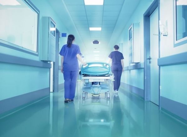 Caz înfiorător: O tânără și-a înjughiat copiii, iar după și-a tăiat venele