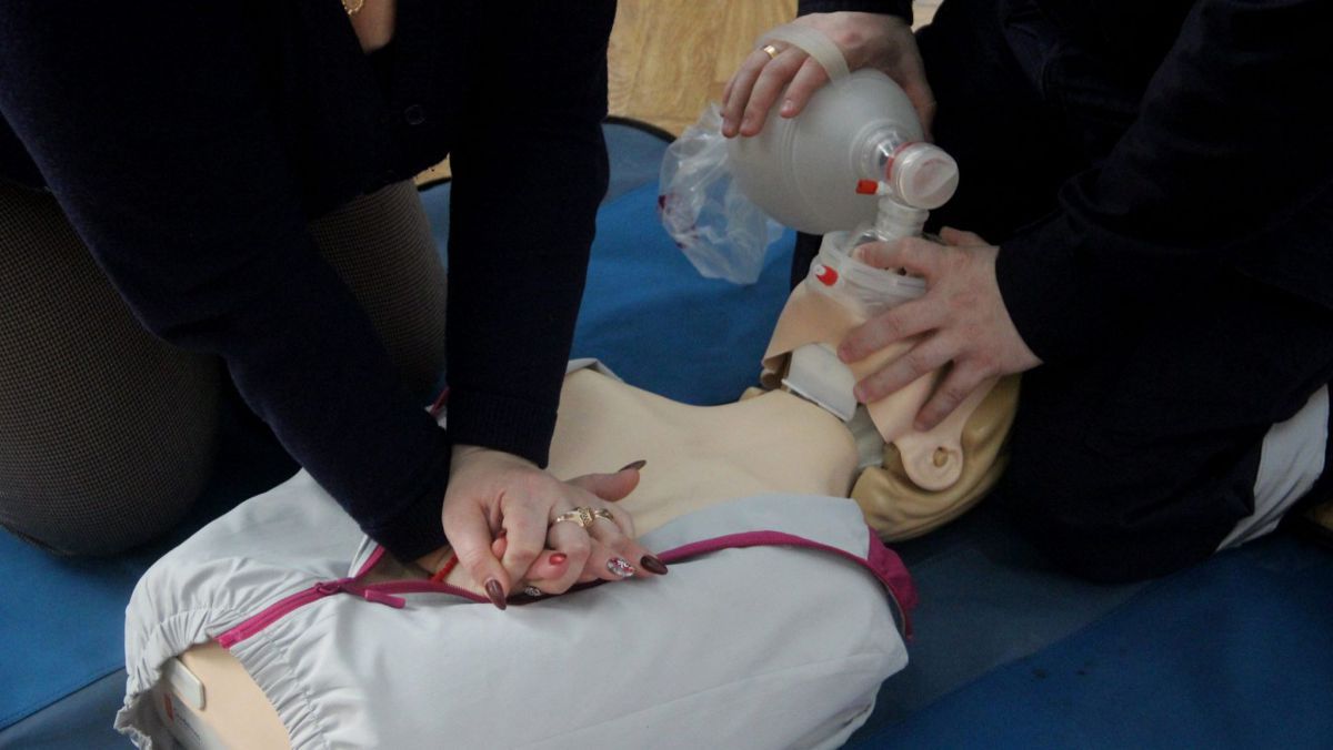 Pedagogii vor fi pregătiți să acorde primul ajutor în situații de urgență. Foto: agora.md