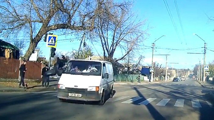 Un tânăr a fost lovit în plin de un microbuz, în timp ce traversa strada regulamentar. Foto: baltionline.md