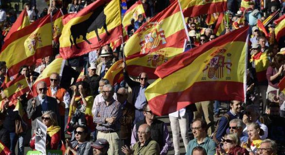 Mii de persoane demonstrează la Madrid pentru unitatea Spaniei şi apărarea Constituţiei