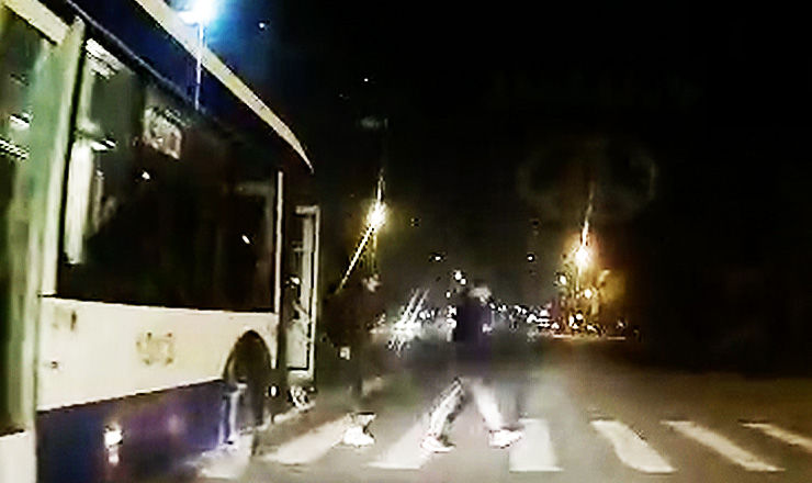 Un şofer de troleibuz, sancţionat pentru moftul pasagerilor. Foto: captură video