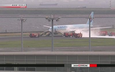 В токийском аэропорту загорелся самолет Korean Air.