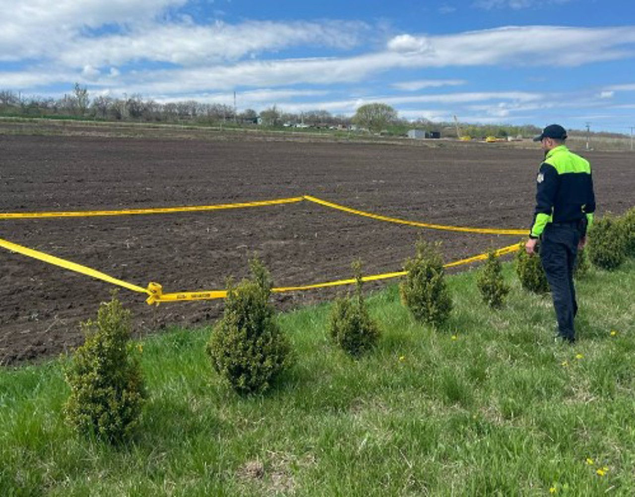 Житель Данчен обнаружил арсенал из более 90 боеприпасов во время сельхозработ.