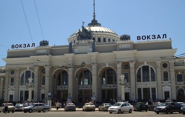 Взрывотехники осматривают помещения вокзала в поисках подозрительных предметов.